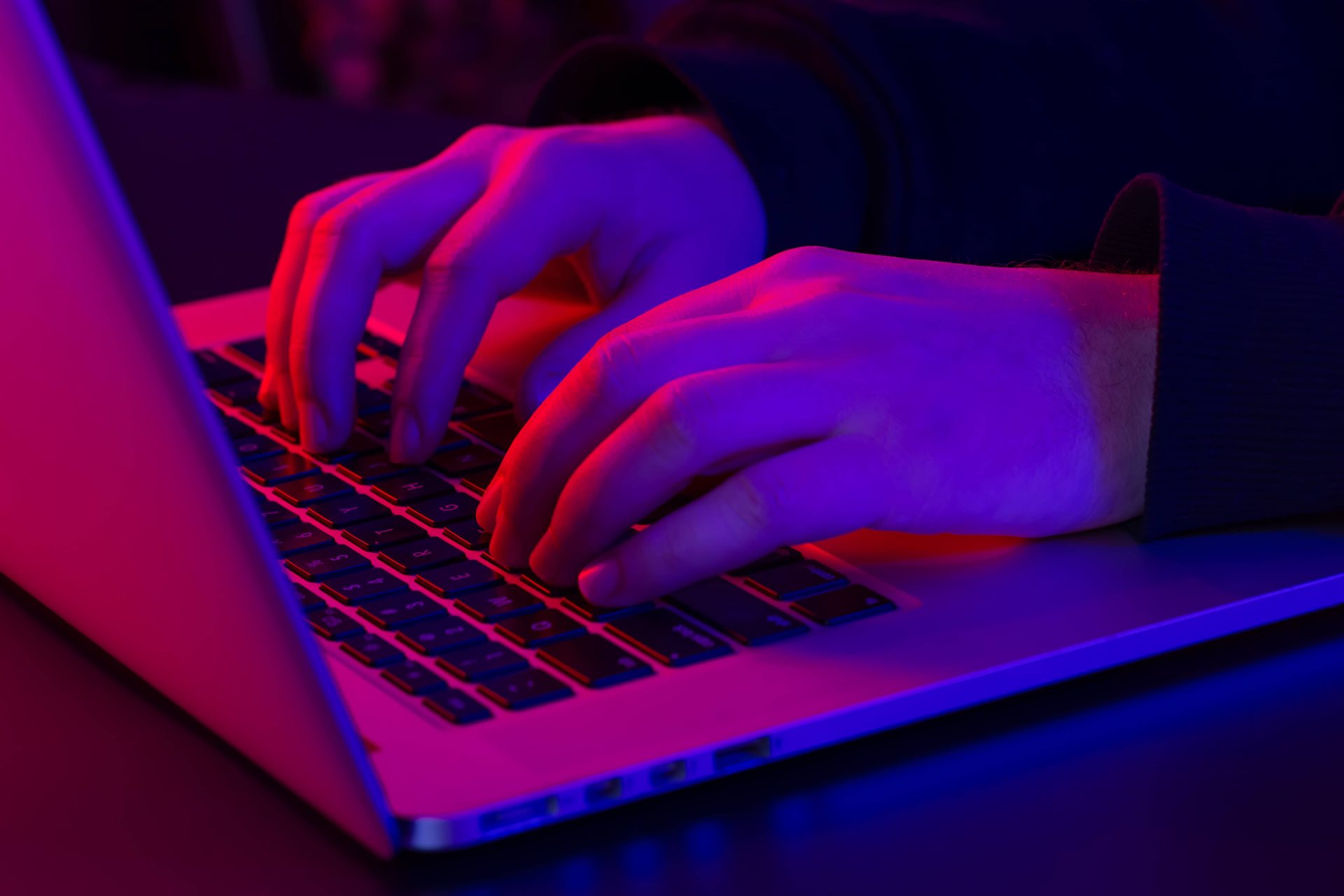 image d'une personne qui écrit sur son clavier d'ordinateur