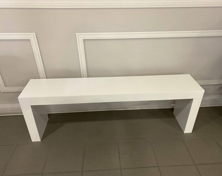 image d'un banc en bois blanc